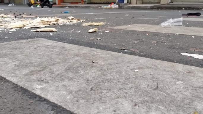 街道垃圾成堆脏乱差的城市街道地上的垃圾