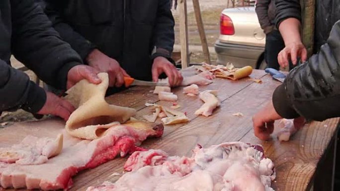 屠夫正在切割，加工鲜肉。