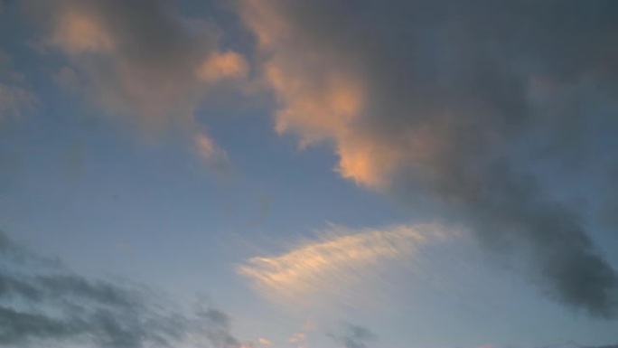 落日云彩背景下的飞鸟三角