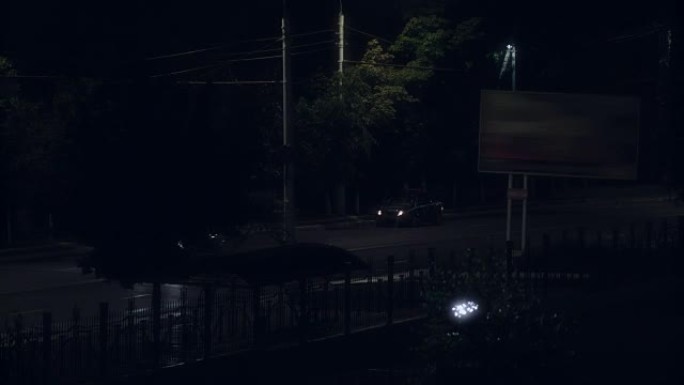 汽车在夜间道路上经过警车