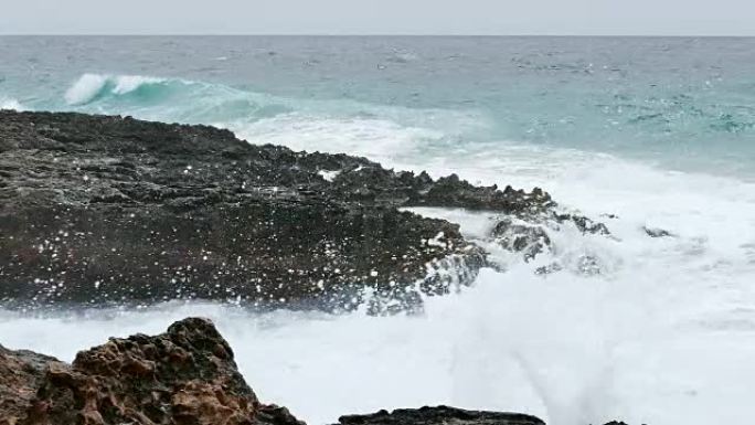 海浪撞击海边的岩石