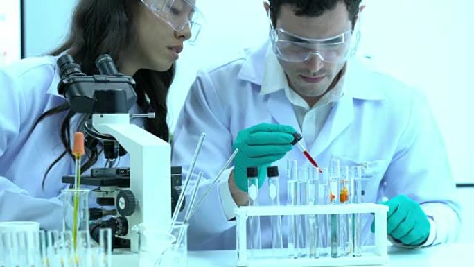 科学家正在试验化学物质的化合物和吸收液体的试管。科学、测试开发和实验室行业的概念。