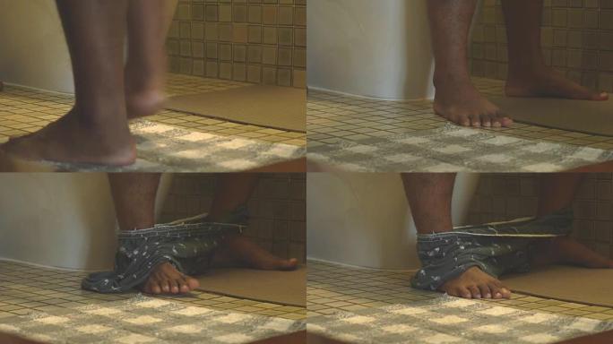 亚洲男子坐在马桶上冲水，脱下脚踝上的平角短裤