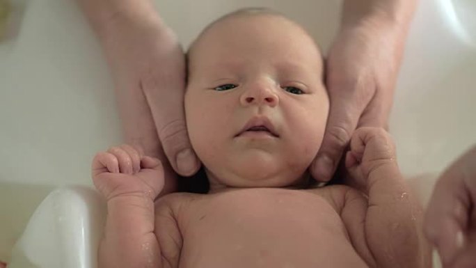 初生婴儿的首次沐浴