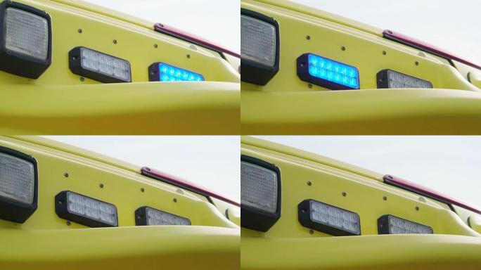 黄色玩具卡车顶部的灯