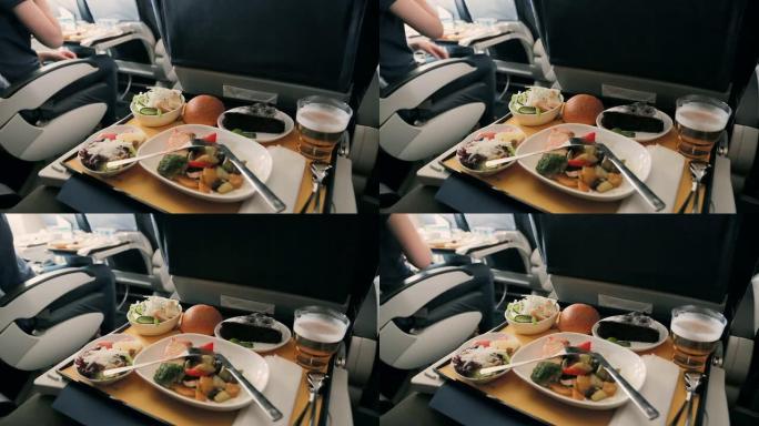 飞机上桌上的美味佳肴