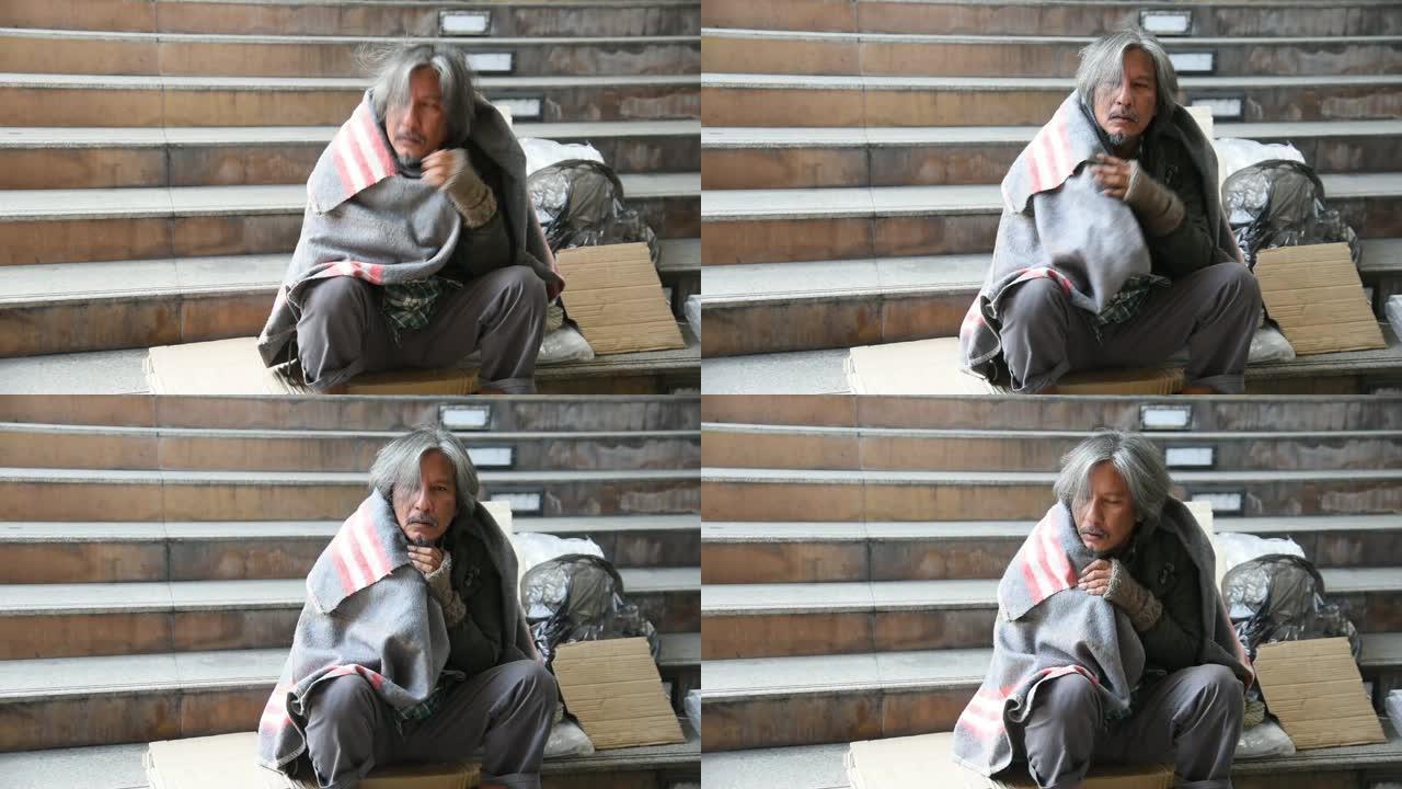 无家可归的人被覆盖在自己的毯子上，以防止寒冷的天气