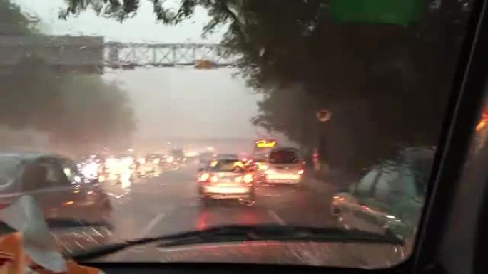 广州街道上的大雨来自交通不畅的车辆