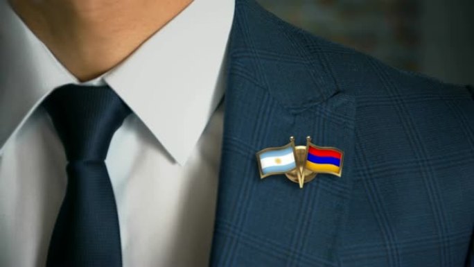 商人走向相机与朋友国家国旗别针阿根廷-亚美尼亚