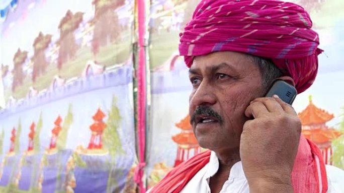在拉贾斯坦邦，一名男子用手机认真说话的手持特写镜头