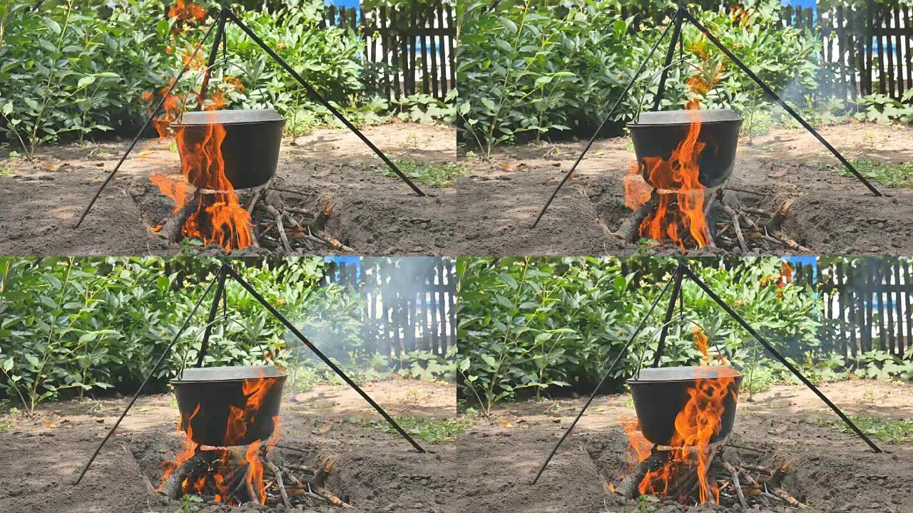 那盆水挂在火上。水沸腾了。特写