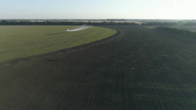 农业综合企业，飞机用小麦和喷洒除草剂对抗寄生虫，在老式推进飞机的航空调查中，飞机在种植园上空飞行得很