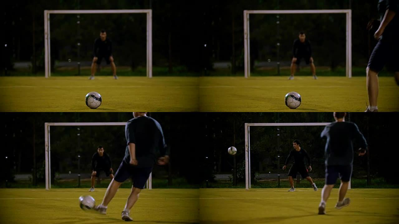 球躺在前景的草地上，守门员在门口，另一名球员踢球，但没有击中球门
