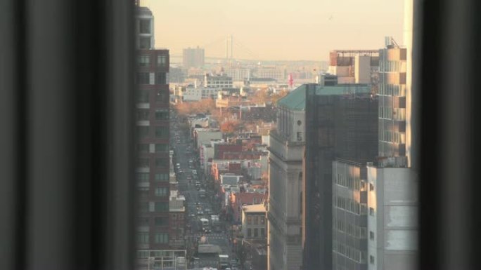 纽约市布鲁克林市中心的窗户视图