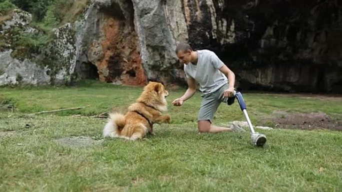 带着狗的残疾人