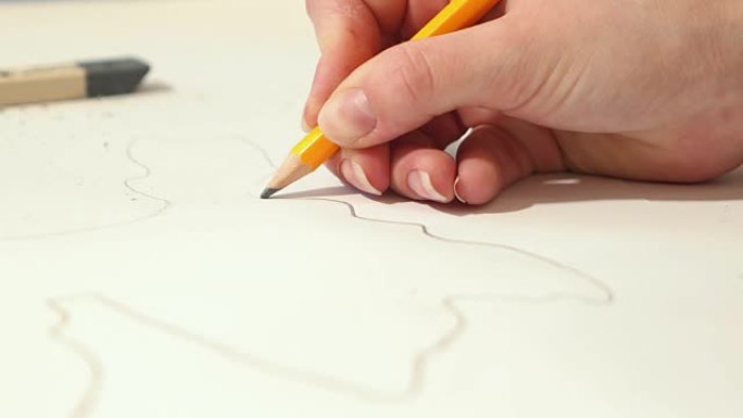 女人正在用铅笔素描画画。