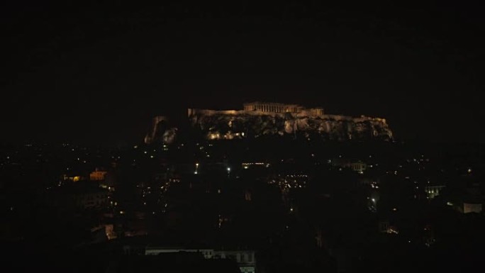雅典夜晚雅典卫城山上帕台农神庙的鸟瞰图。