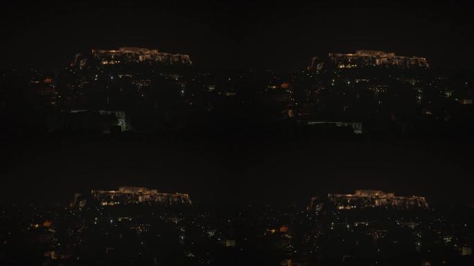 雅典夜晚雅典卫城山上帕台农神庙的鸟瞰图。