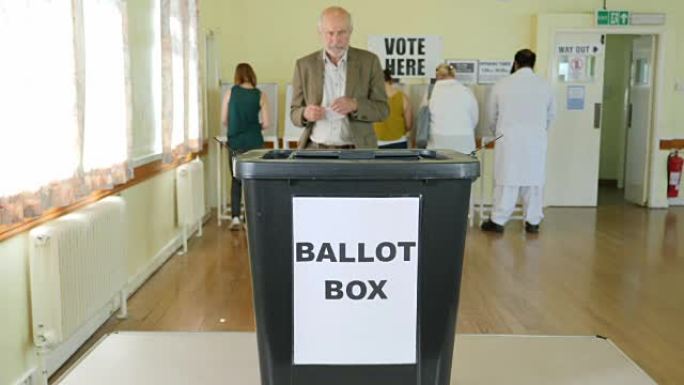 4K:女士在英国选举中投选票-在投票站投票