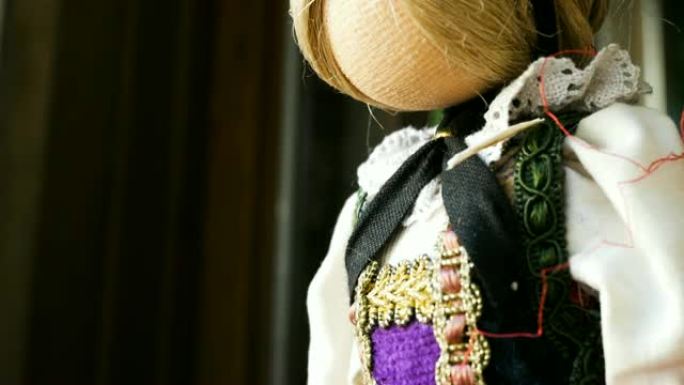 蒂罗尔娃娃的破败，阿尔卑斯山地区的典型玩具手工制作