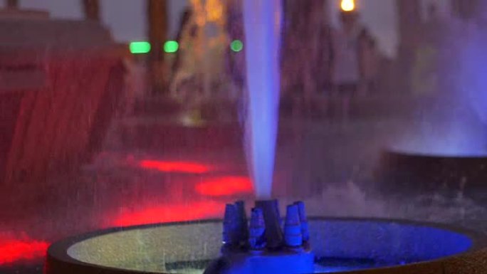 晚上的彩色喷泉。舞蹈喷泉夜秀