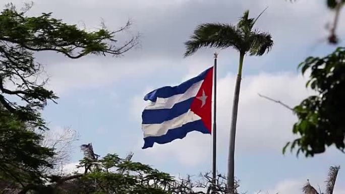 古巴国旗在古巴哈瓦那旧城的微风中飘扬