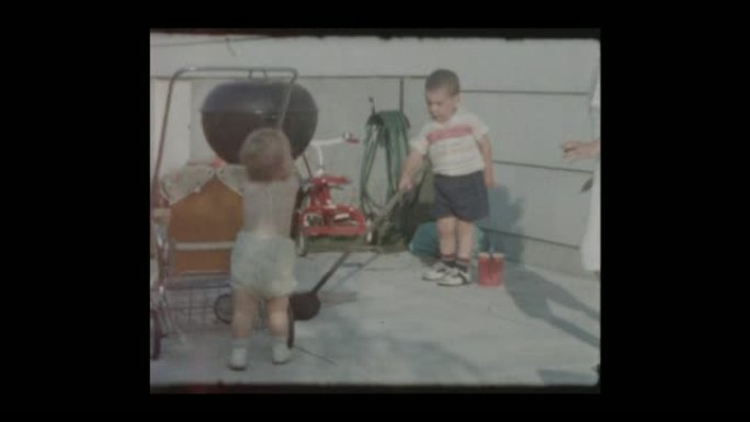1962小男孩和婴儿扫背露台