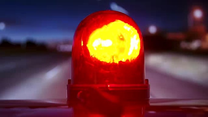 夜间高速公路上带红色闪光应急灯的POV驾驶车辆