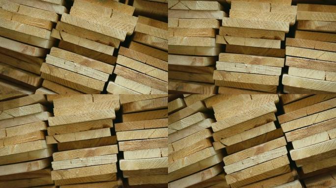仓库木质原木加工。架子背景的木材旋转