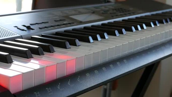 黑白钢琴键的运动键盘灯光播放音乐