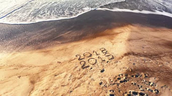 在海滩上写的新年2019的鸟瞰图