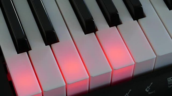 黑白钢琴键键盘灯光播放音乐的顶级镜头