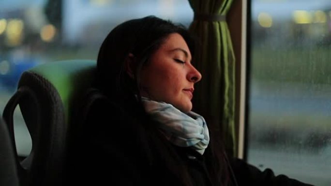 乘公共汽车旅行时乘客睡着了。骑onibus时睡觉的女孩