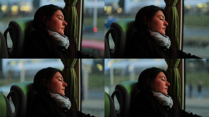 乘公共汽车旅行时乘客睡着了。骑onibus时睡觉的女孩