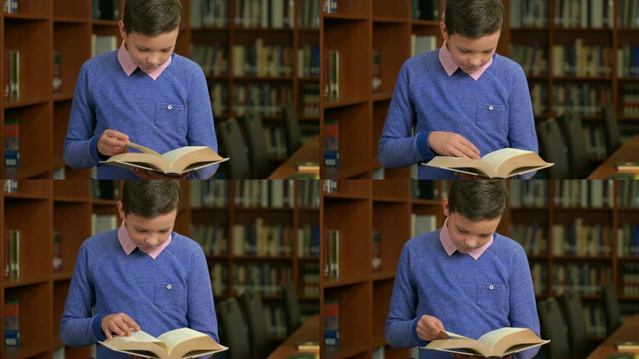 可爱的男生的肖像照，站在图书馆的书架旁看书