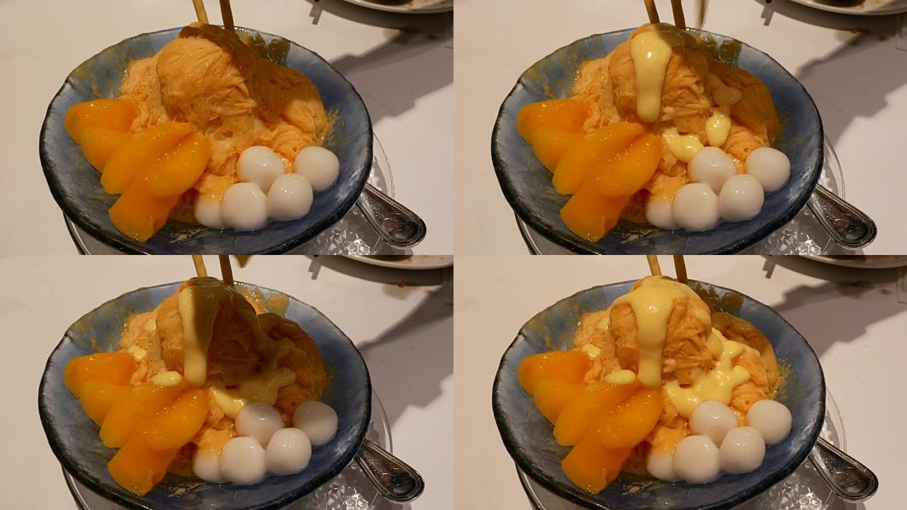 人们在泰国餐厅内将芒果糖浆倒在冰淇淋上的运动