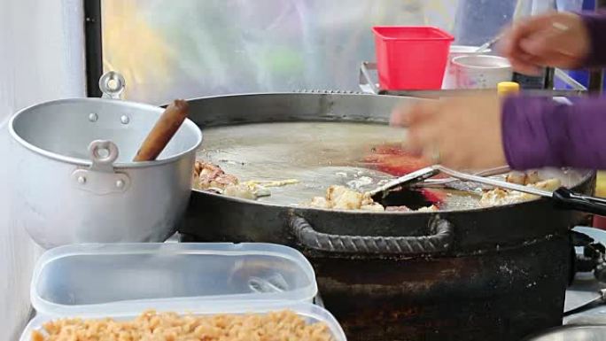 烹饪概念: 在泰国的泰国街头食品市场或餐厅出售的炸贻贝煎饼或脆炸牡蛎煎饼或用蛋糊 (Hoi Tod)