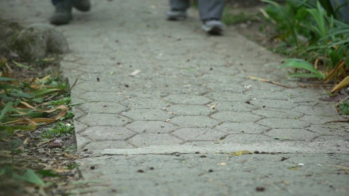 h石板路两人脚步特写