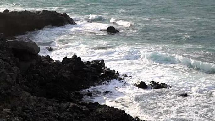 海浪冲击着岩石