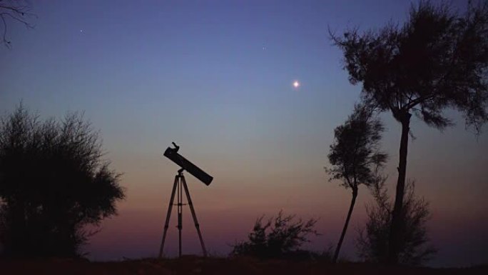 望远镜准备在黄昏进行观测