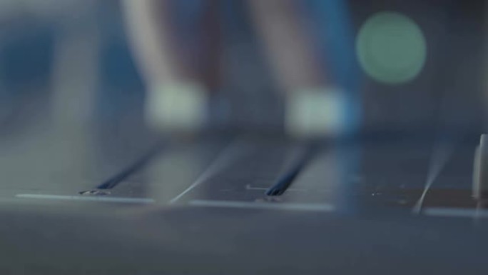 混音器，使用滑块调节声音的手