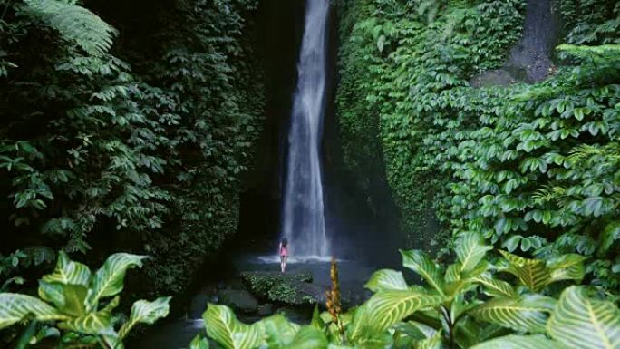 印度尼西亚巴厘岛的瀑布和女人放松。热带森林和瀑布