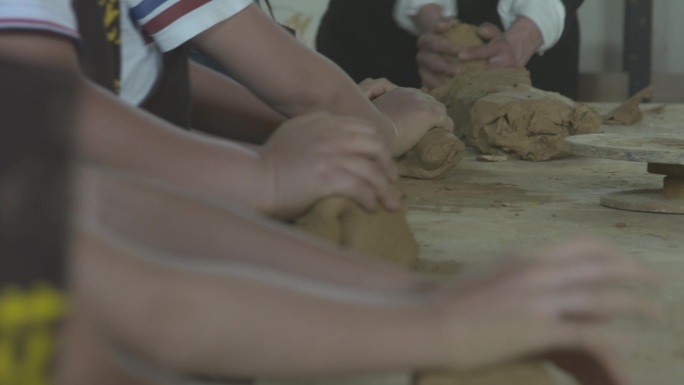 h孩子们学习如何塑形陶器