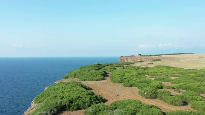 在意大利撒丁岛西北部的博萨村，用一座小古塔鸟瞰岩石海岸线。