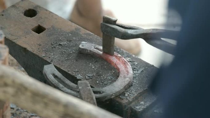 铁匠用工具制造马蹄铁