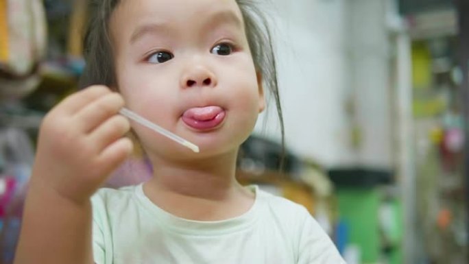 亚洲女婴在家吃牛奶。