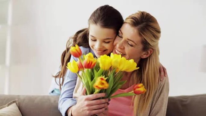 快乐女孩在家给妈妈送花