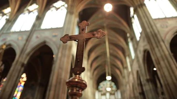 教堂的圣十字。哥特式基督教十字架