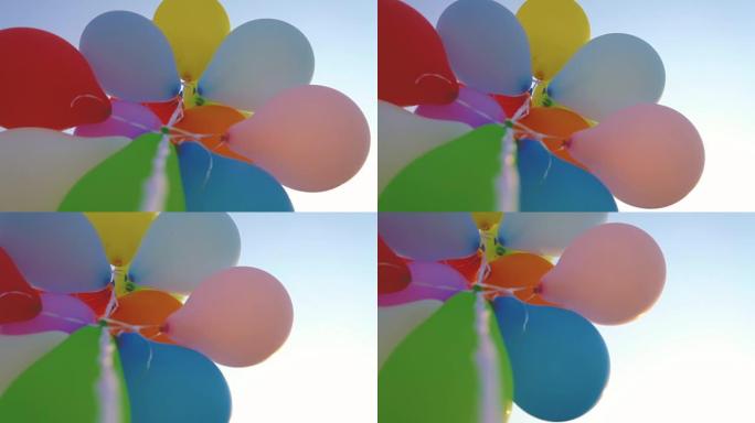 夏天，一堆彩色气球对着蓝天