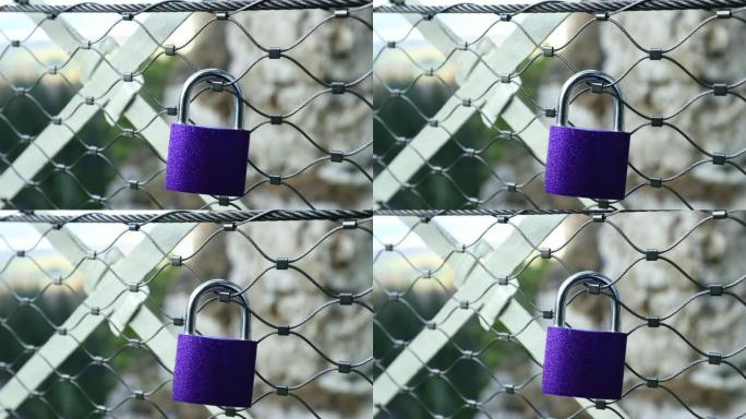 爱锁附在桥上。连接到网格的挂锁